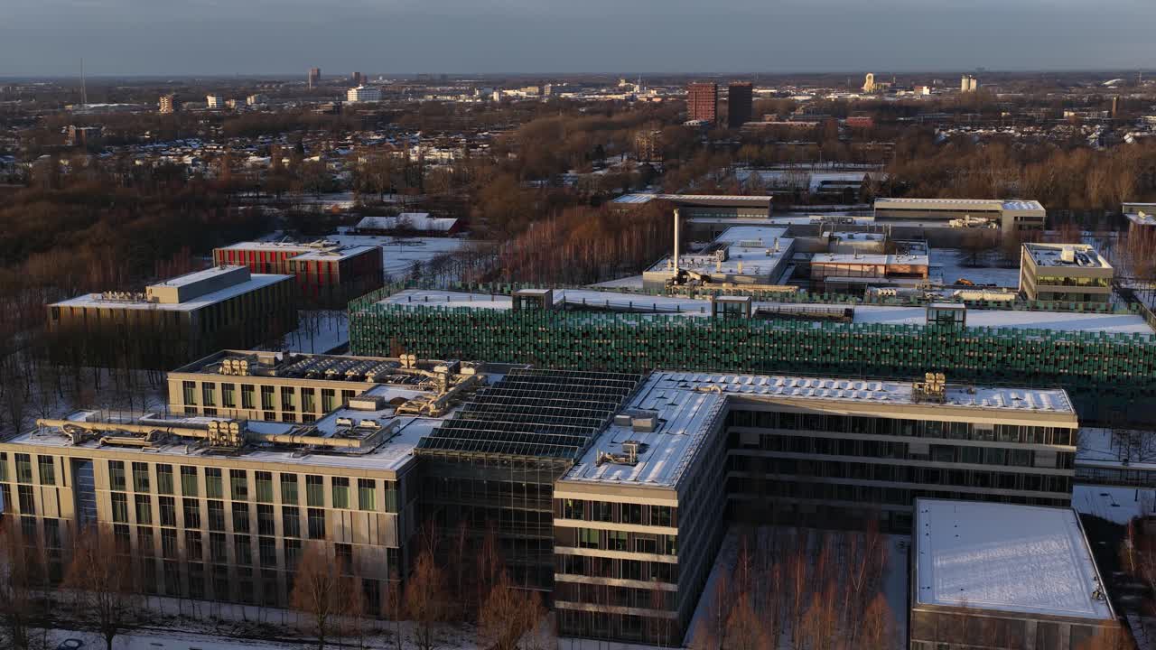 Dronevideo i fugleperspektiv af High Tech Campus Eindhoven i et vinterlandskab, Europas førende innovationsdistrikter med forskningsinstitutter, tech-virksomheder, startups og moderne R og D faciliteter