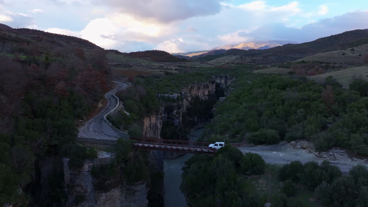 Prospettiva drone del Canyon di Osumi e del fiume Osum con auto 4x4, Albania