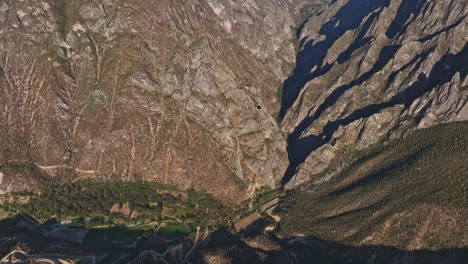 Tolantongo-Mexico-Aerial-V16-Atemberaubende-Vogelperspektive-Drohne-Flyover-Rocky-Canyon,-Nach-Oben-Kippen-Offenbart-Wunderschöne-Berglandschaft---Aufgenommen-Mit-Mavic-3-Cine---Dezember-2021