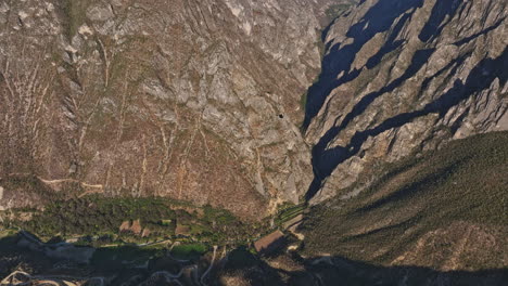 tolantongo mexico antena v16 impresionante vista de pájaro drone sobrevuelo rocoso cañón, inclinación hacia arriba revela un hermoso paisaje montañoso - filmado con mavic 3 cine - diciembre de 2021