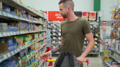 hombre comprando en una tienda de comestibles