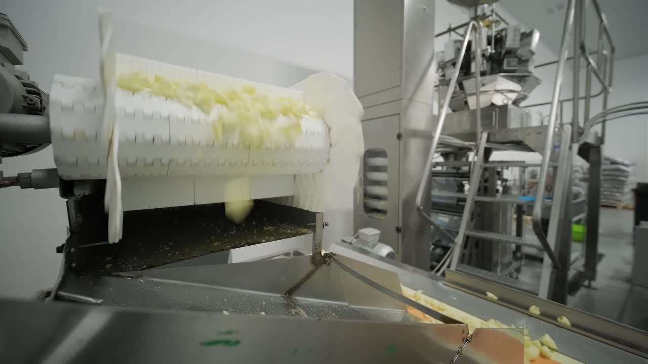 la línea de producción de la fábrica mueve bocadillos de patata. línea de fabricación de la fábrica de pasta, producción de pasta