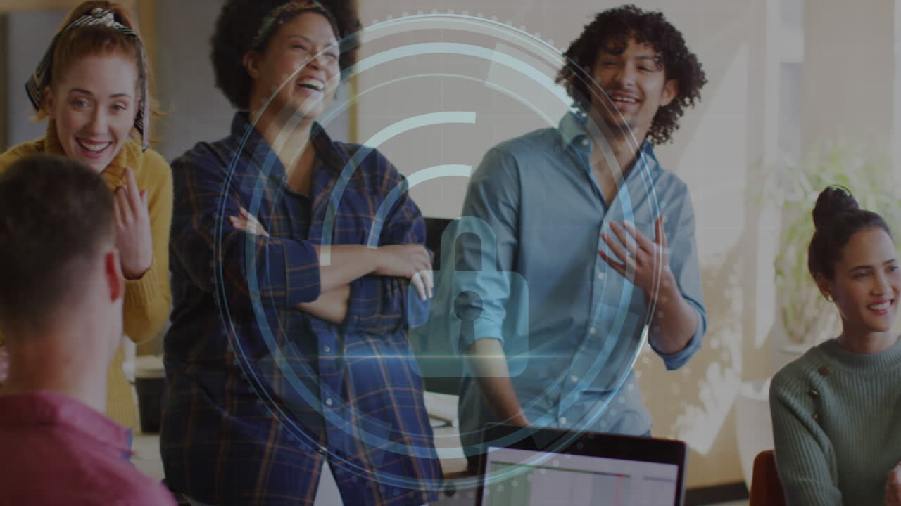 사이버 보안 텍스트의 애니메이션, 다양한 동료들이 사무실에서 웃는 보안 잠금 아이콘