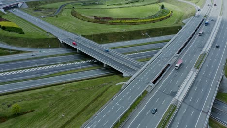 luftaufnahme einer komplexen autobahnverbindung