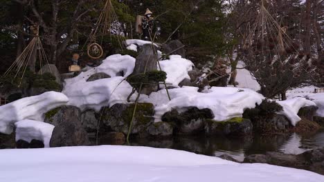 Inclinación-Lenta-Hacia-Arriba-Sobre-El-Hermoso-Jardín-Paisajístico-Japonés-Con-Estanque-En-Invierno