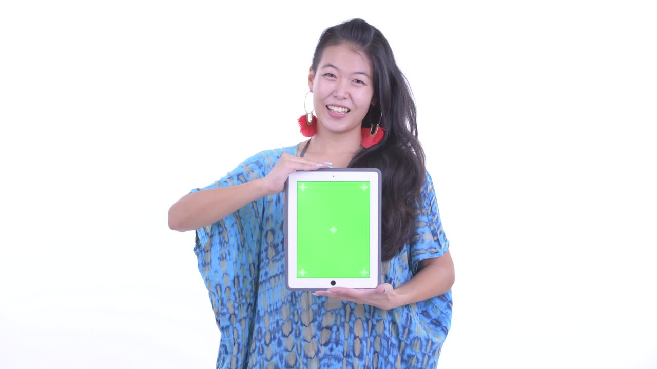 색 배경 에 고립 된 생각 을 하는 동안 녹색 화면 을 가진 디지털 태블릿 을 들고 있는 아시아 여성 의 초상화