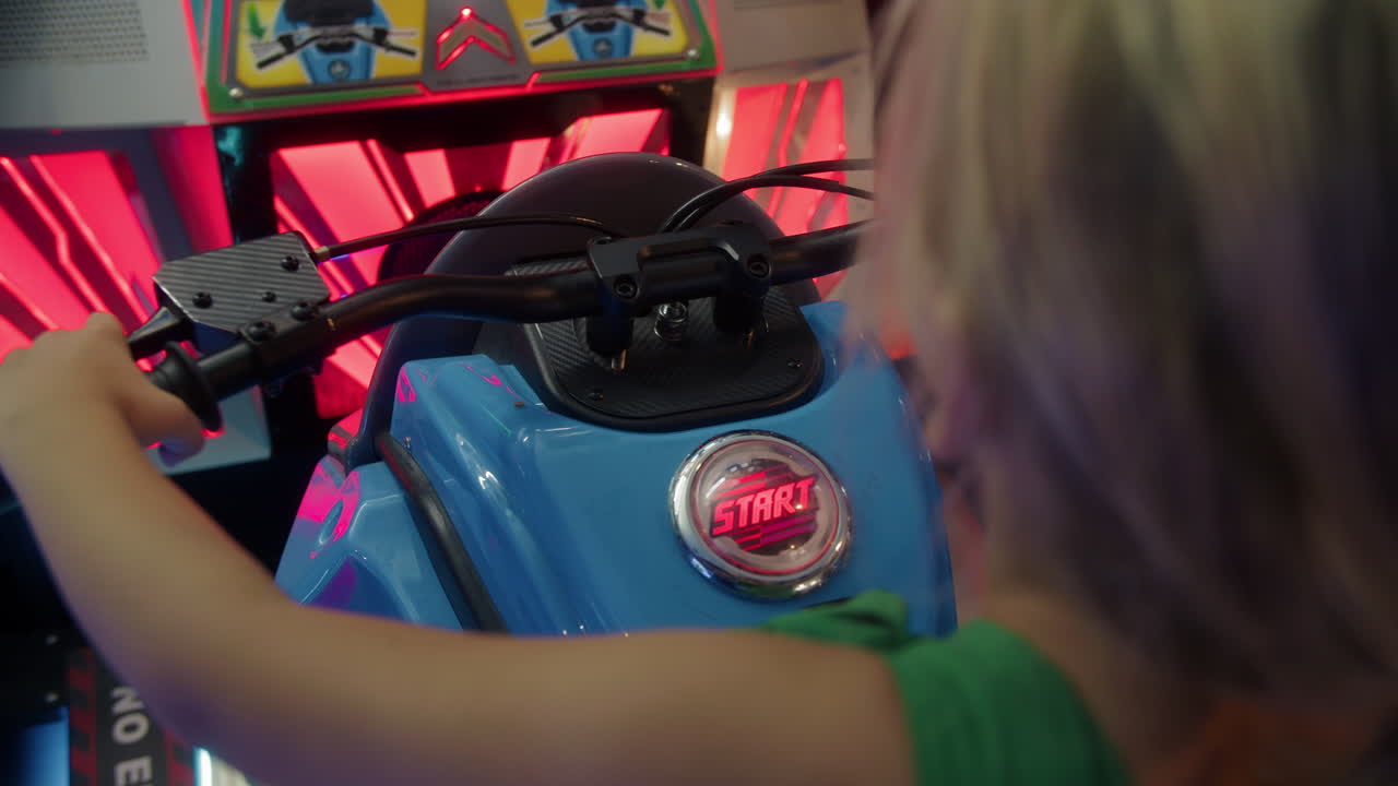 chica montando una motocicleta de arcade