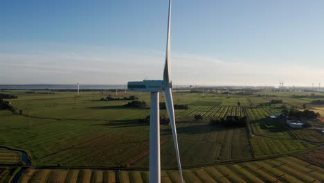 Drone-Disparó-Aerogenerador-Cerca-Del-Ala-En-La-Puesta-De-Sol-Durante-La-Hora-Dorada