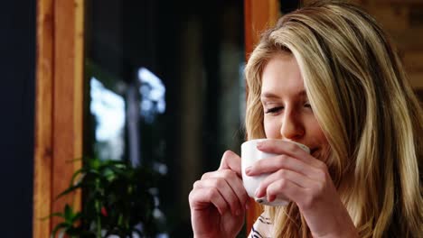 Mujer-Tomando-Café-En-La-Cafetería