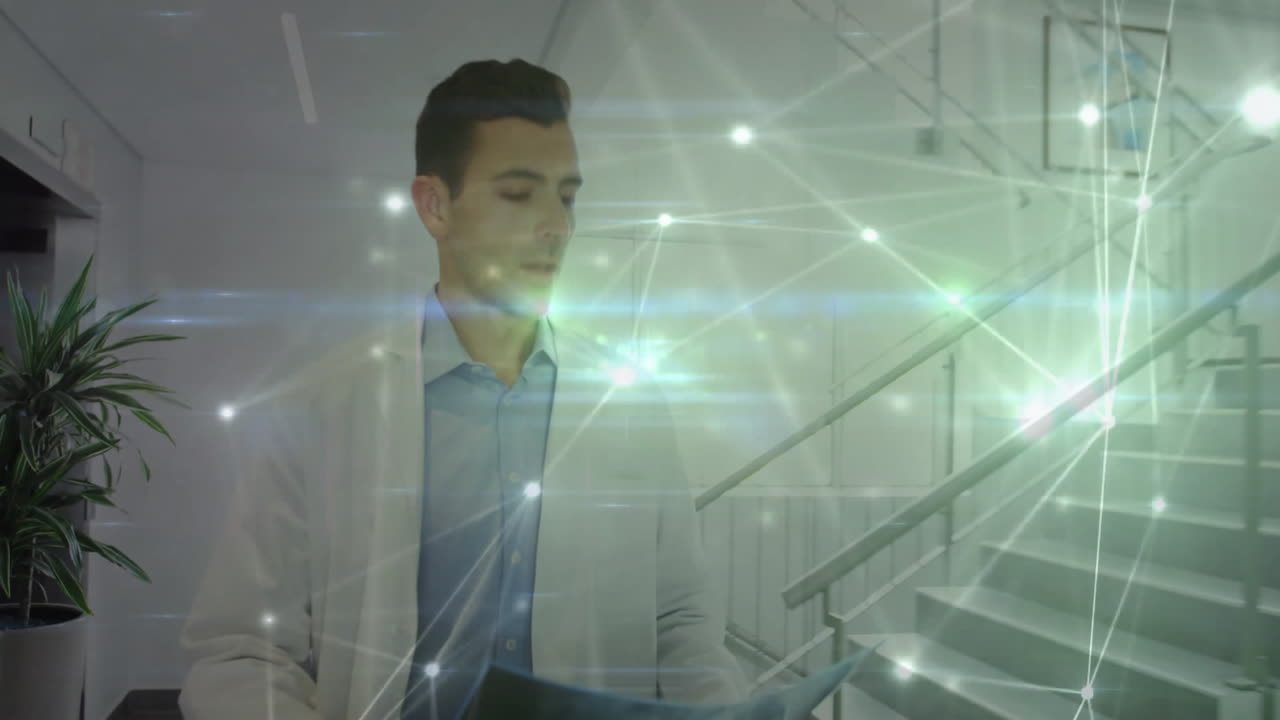 red de conexiones y procesamiento de datos animación más empresario en la oficina