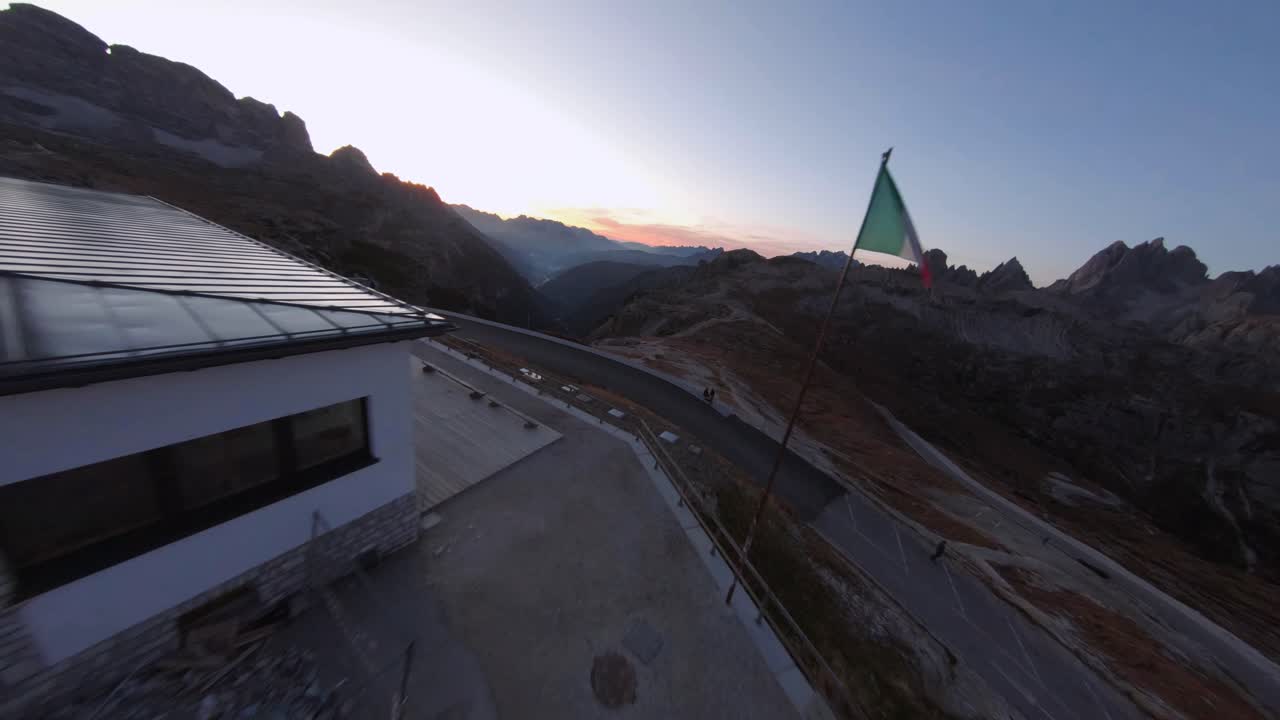 volando sobre el hermoso paisaje de tre cime, dolomitas, italia al revés - fotografía aérea