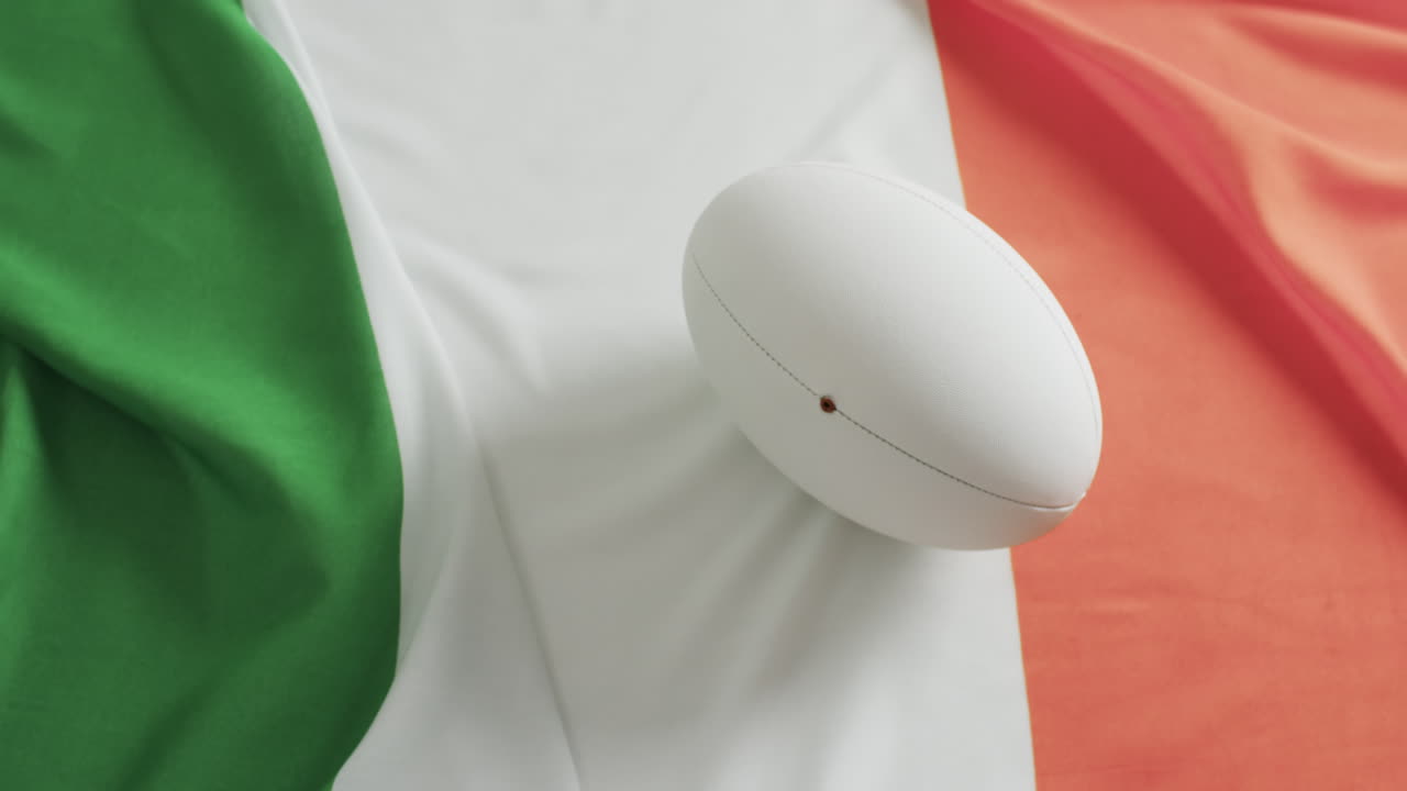 Pallone da rugby bianco sulla bandiera dell'Irlanda con spazio per il testo, al rallentatore