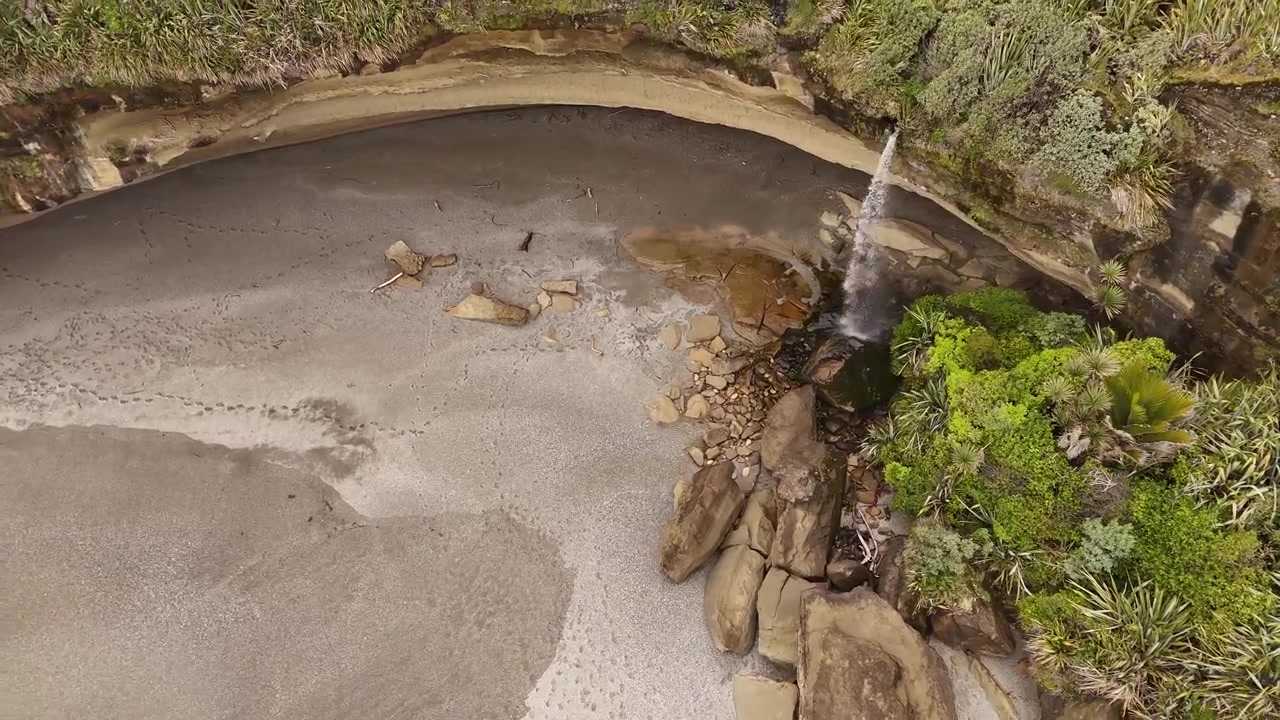 Vista dall'alto di una cascata sul Truman Track, sulla costa occidentale dell'Isola del Sud in Nuova Zelanda