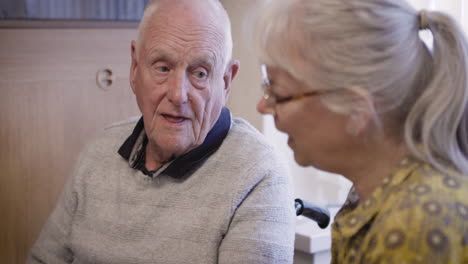 una pareja de ancianos conversando