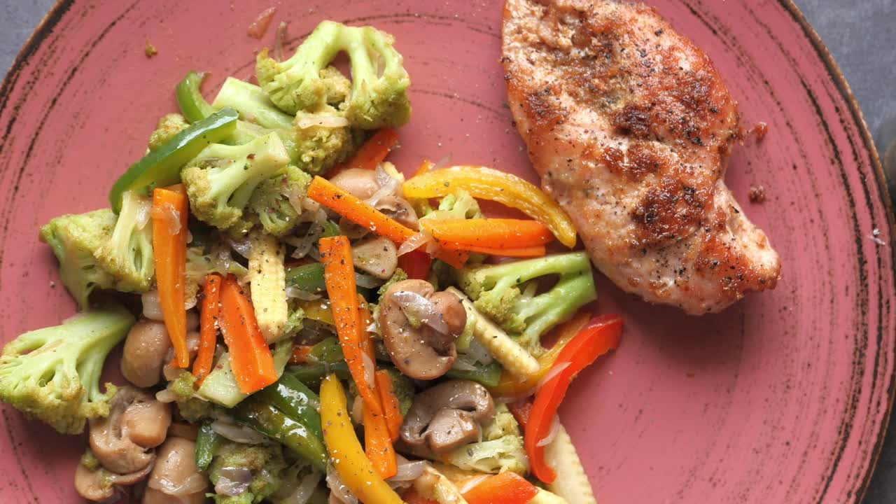 pecho de pollo con verduras fritas