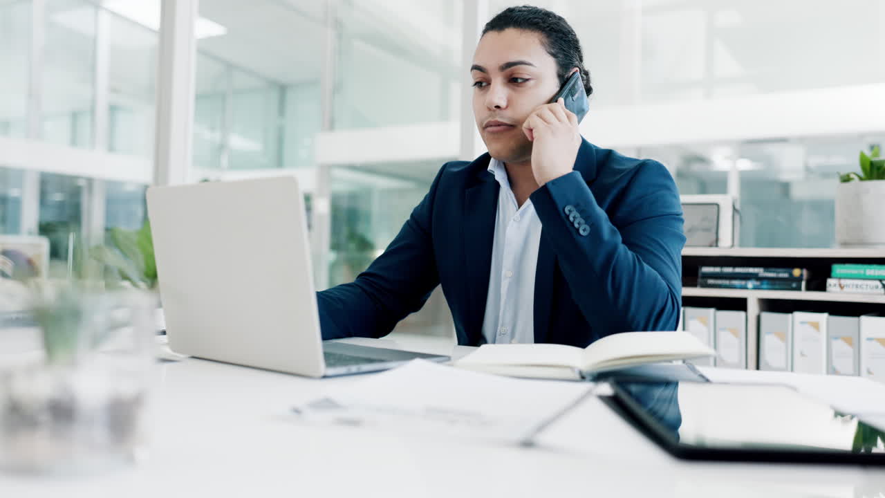 Telefonsamtale, laptop eller forretningsmann i samtale