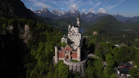 el castillo de neuschwanstein visto desde el aire