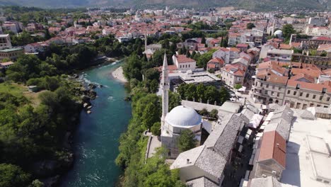 Vuelo-Aéreo-En-Círculos-Sobre-La-Arquitectura-Otomana-De-La-Mezquita-Koski-Mehmed-Pasha-En-La-Ciudad-De-Mostar,-Bosnia-Y-Herzegovina