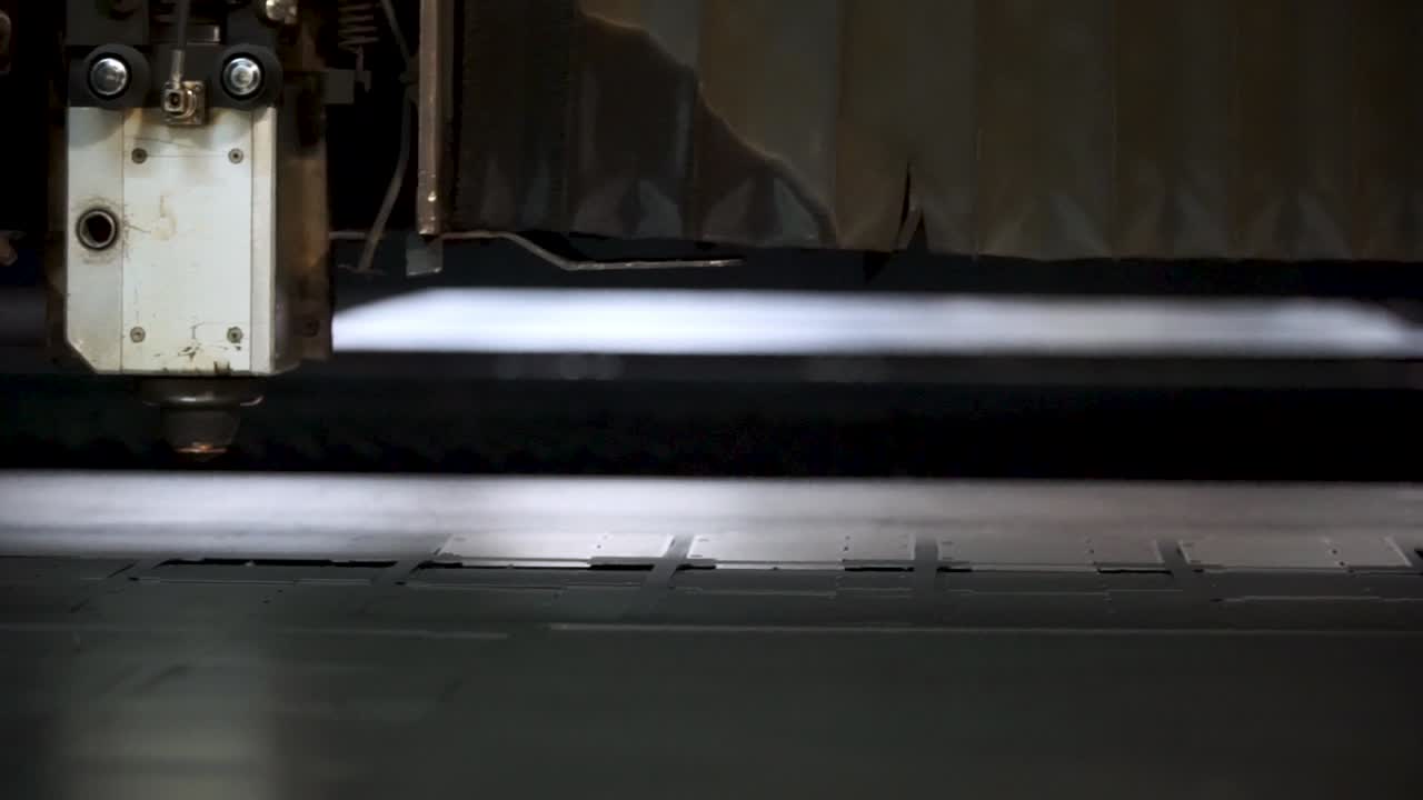 Laserskæremaskine i aktion