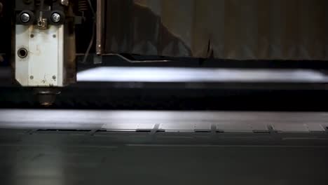 máquina de corte por láser en acción