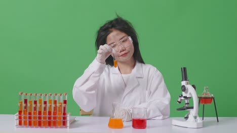 científico analizando líquidos en un entorno de laboratorio