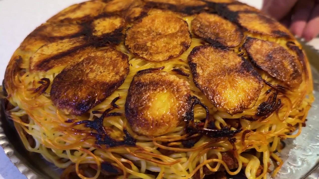 Spaghetti al forno in stile persiano italiano con sugo di pomodoro fritto e guarnizione di ragù alla bolognese, basilico e formaggio, un piatto gourmet sano e fatto in casa con ingredienti freschi, un pasto tradizionale di pasta per pranzo, cena o ristorante.