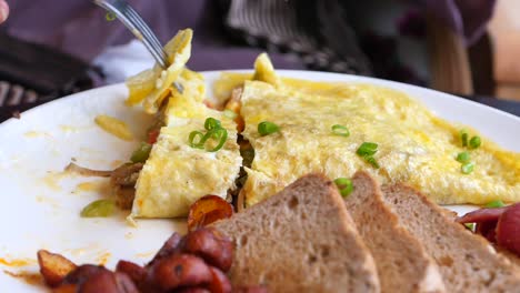 tortilla de desayuno con tostadas y patatas asadas