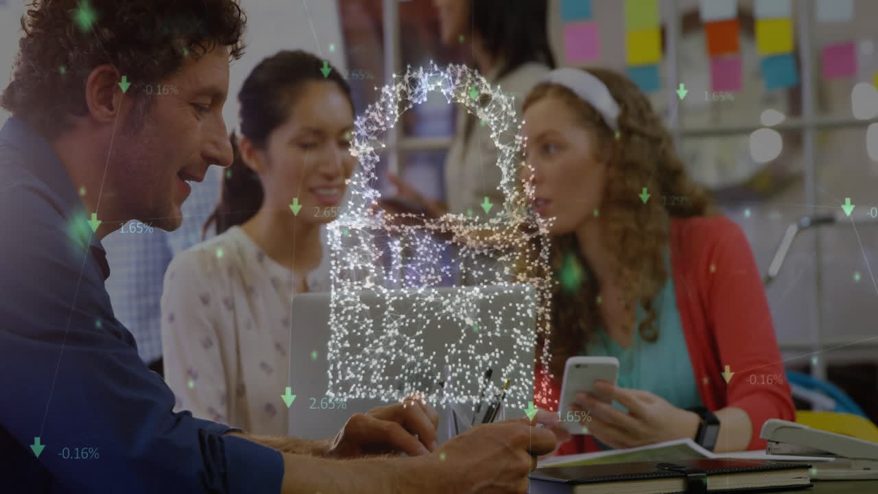 animación de flechas y candado sobre colegas caucásicos hablando en la oficina