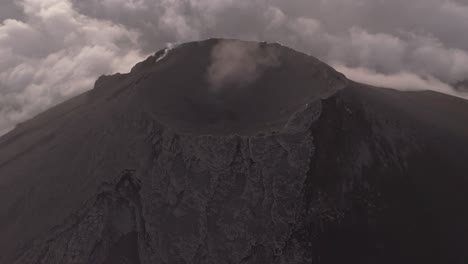 Luftaufnahme-Mit-Neigung-Zu-Einer-Vulkanischen-Caldera,-Die-Hoch-Oben-Im-Hochland-Raucht