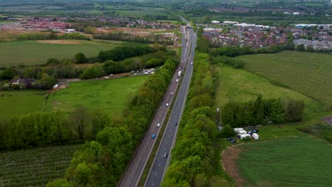 Drohne-Aufsteigend-über-Die-Zweispurige-A2-Mit-Blick-Auf-Die-Neue-Wohnsiedlung-Canterbury