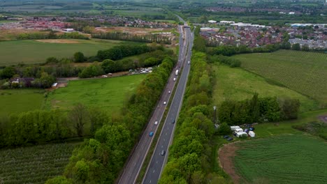 drone ascendiendo sobre la autovía a2 mirando hacia el nuevo desarrollo de viviendas de canterbury
