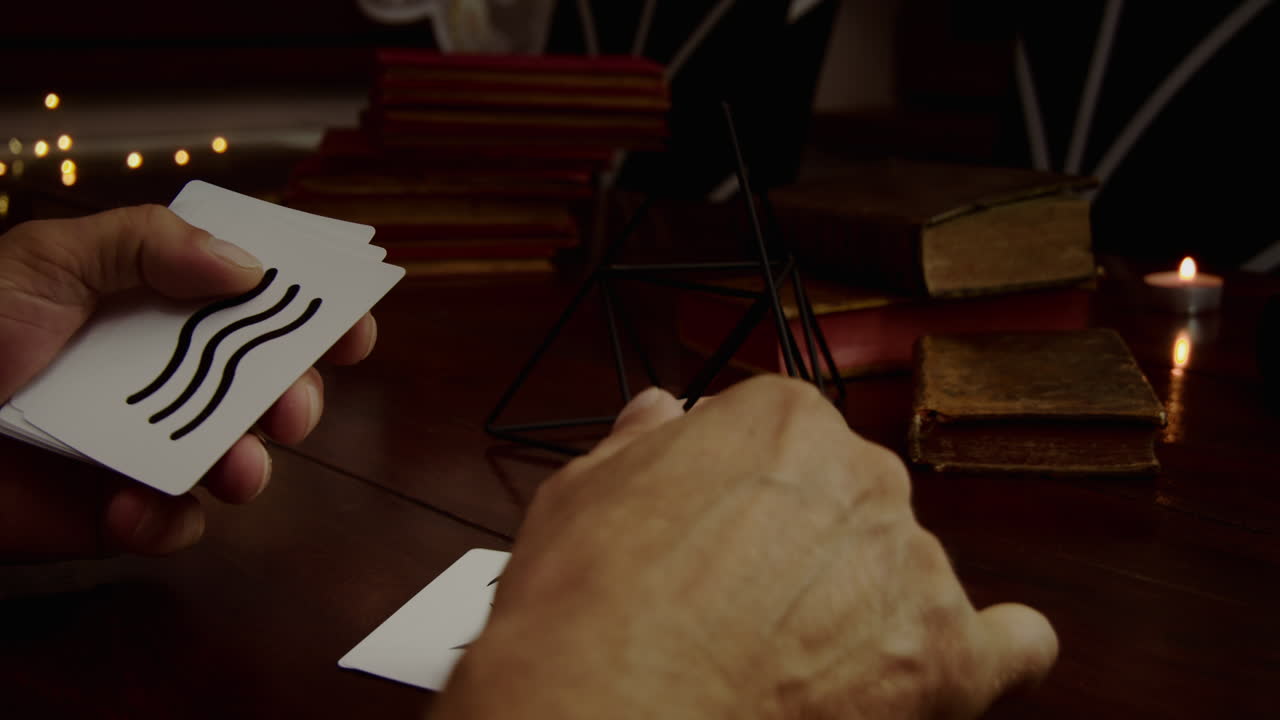 un hombre reparte tarjetas esp