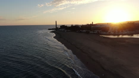 puesta de sol en una hermosa isla en maspalomas