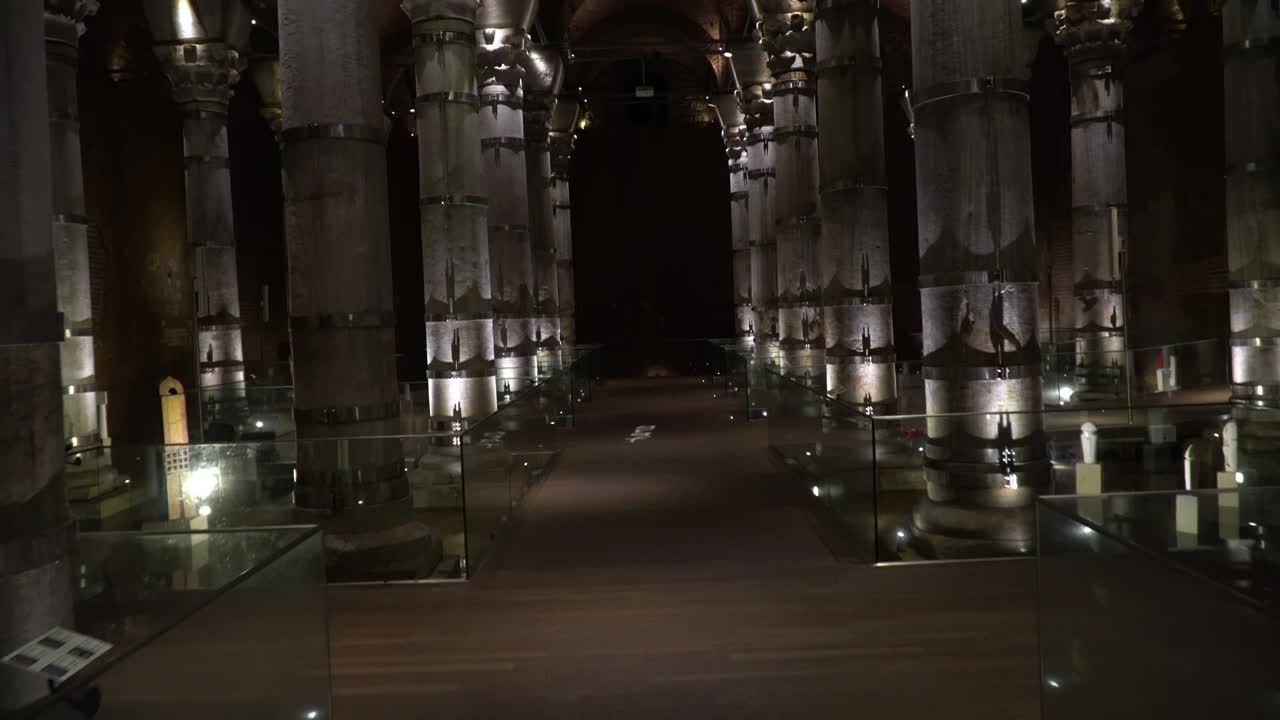 테오도시우스 저수지: 이스탄불의 큰 지하 저수지.