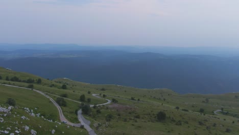 Un-Dron-Disparó-En-La-Cima-De-Una-Montaña:-La-Vista-Es-Increíble,-Hay-Montañas-En-La-Distancia