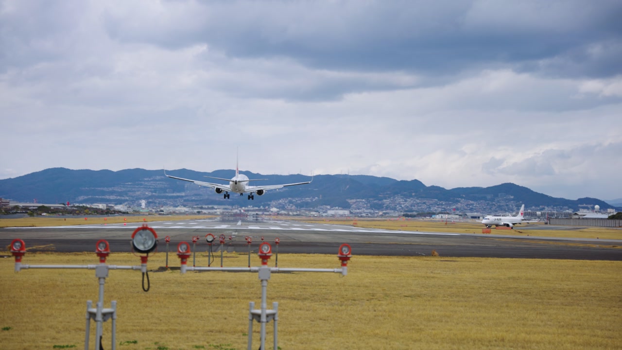 Jet Landing at Atami Airport, Bad Weather, Cloudy Horizon, Osaka Japan