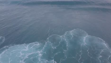 grandes olas y un estado de mar activo en el océano índico frente a la costa de australia occidental