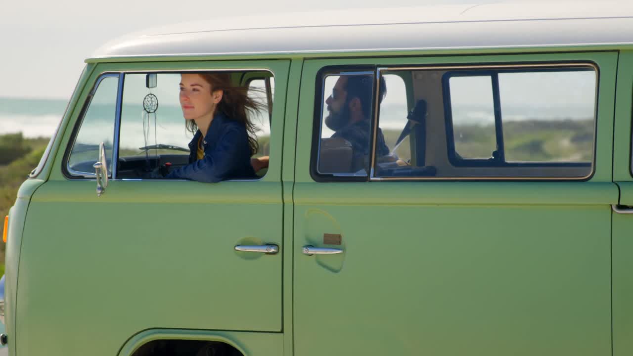 mujer hermosa mirando a través de la ventana de la furgoneta 4k