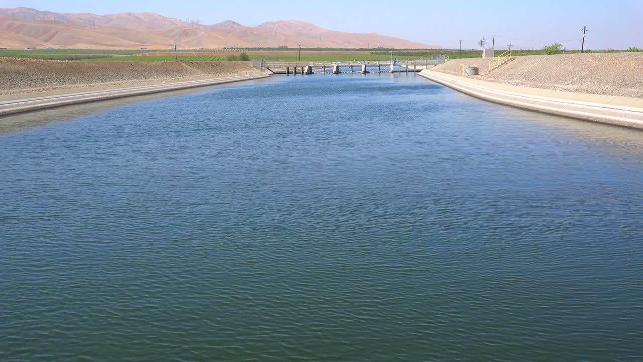 el acueducto de california lleva agua al sur de california afectado por la sequía 3