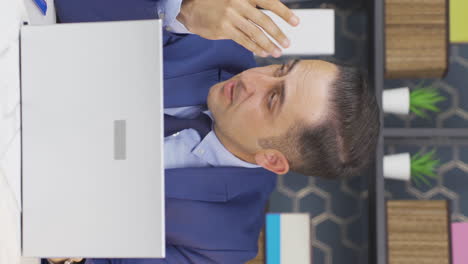 video vertical de un hombre de negocios con déficit de atención.
