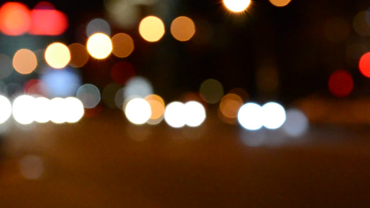 Luci sfocate di una strada di notte