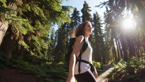 mujer caminando en un bosque