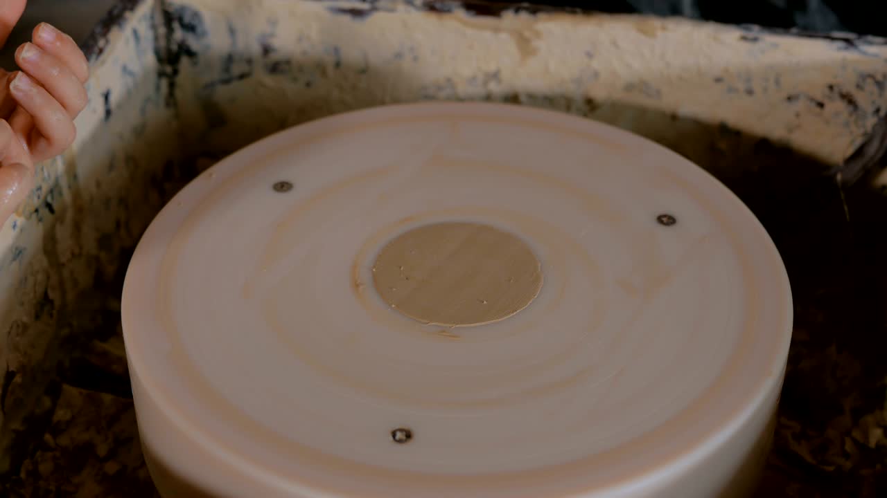 직업적 인 남성 도자기 는 도자기 의 바 에 점토 를 사용 하고 있다
