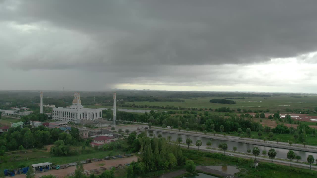 태국 songkhla 지방의 모스크에서 풍경 드론 카메라 일몰 라마단 날 저녁의 아름다운 그랜드 모스크 일몰 비디오 자연 컬러 4k 해상도.