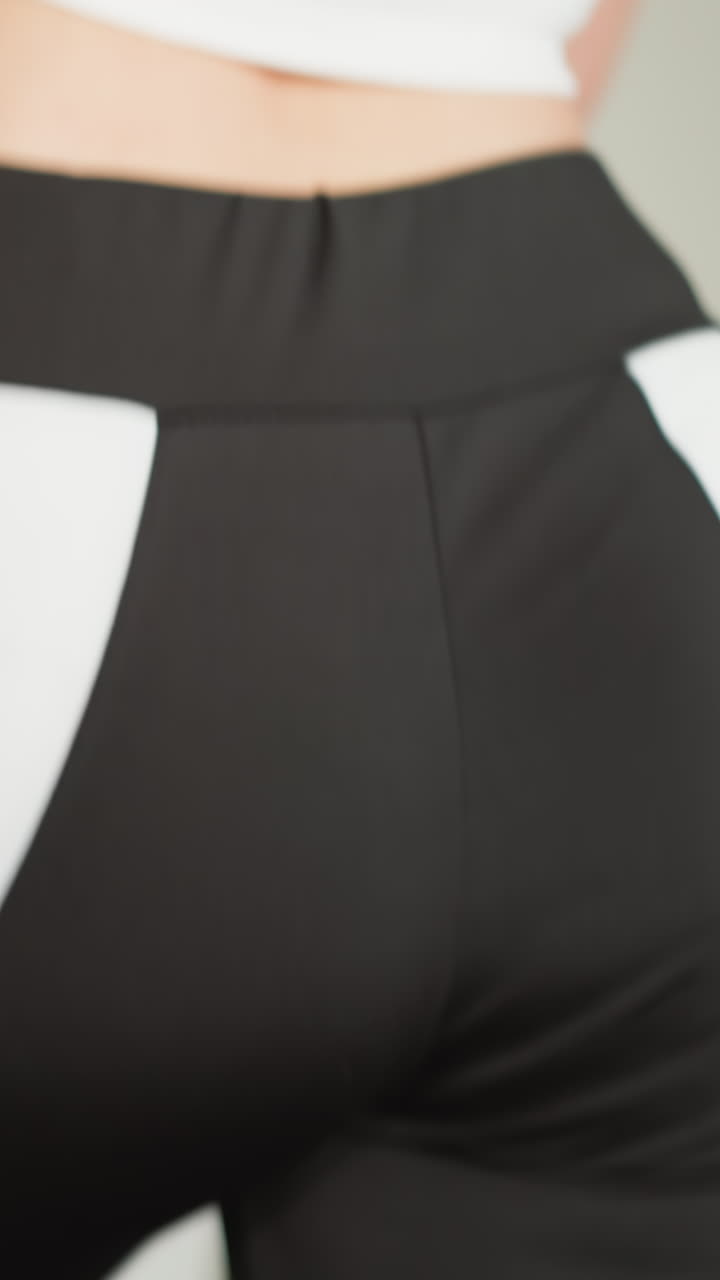 mujer en traje de entrenamiento corre en cinta de correr en casa de cerca. mujer delgada en pantalones deportivos corre haciendo ejercicio en la máquina en el gimnasio doméstico. actividad cotidiana