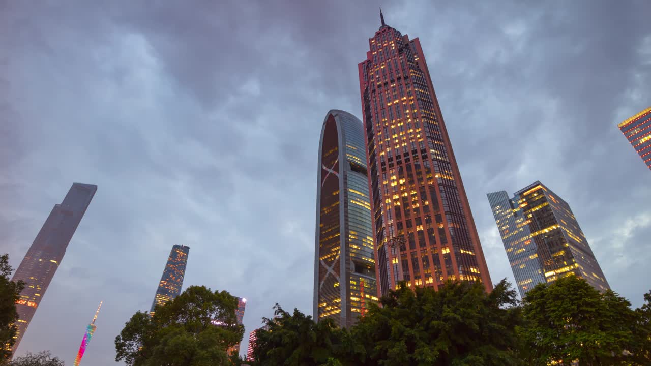noche nublada guangzhou centro de la ciudad edificios famosos arriba panorama 4k lapso de tiempo china