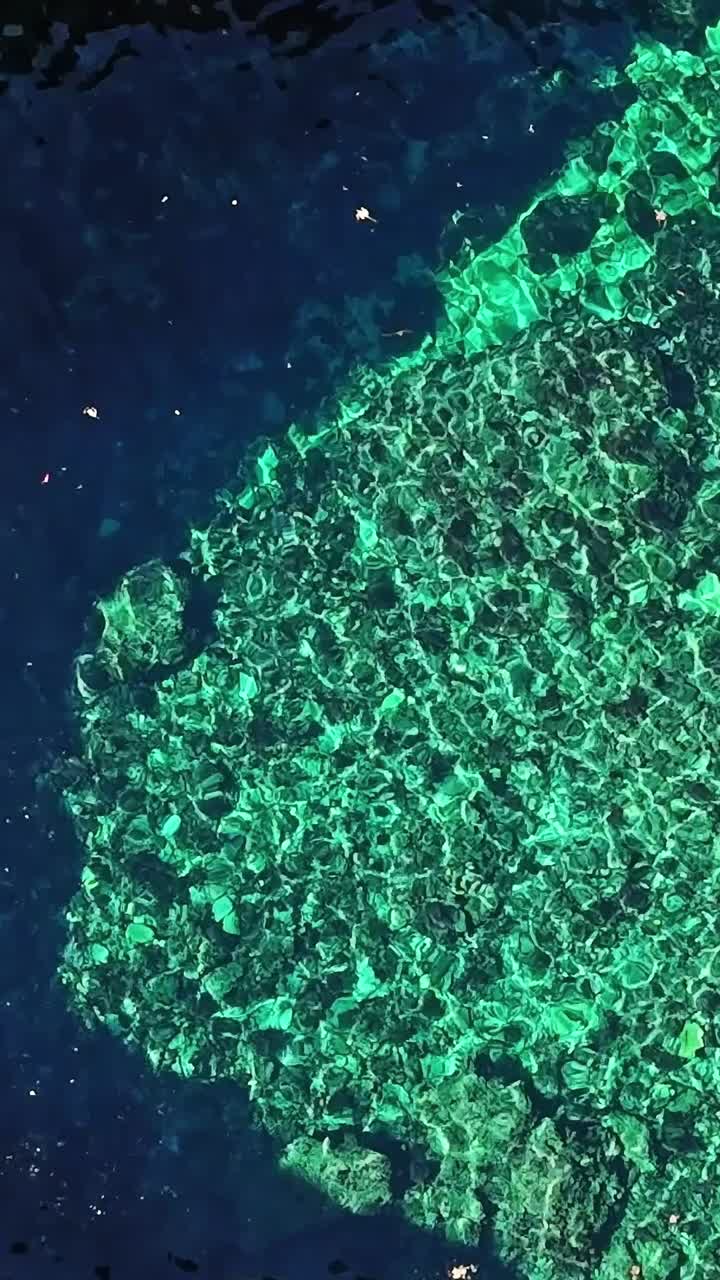 Acqua limpida in una piscina naturale a Malta durante le ore diurne