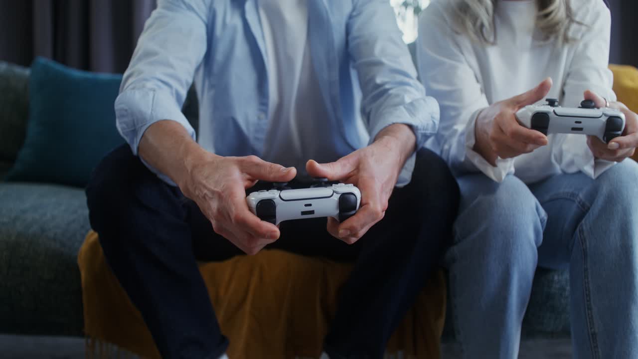 pareja jugando a videojuegos