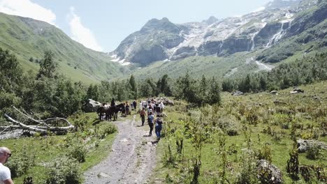 senderismo en un valle de montaña con cascadas y glaciares