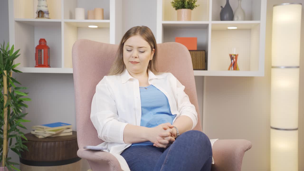 나쁜 소식을 듣는 젊은 여성은 충격을 받습니다.